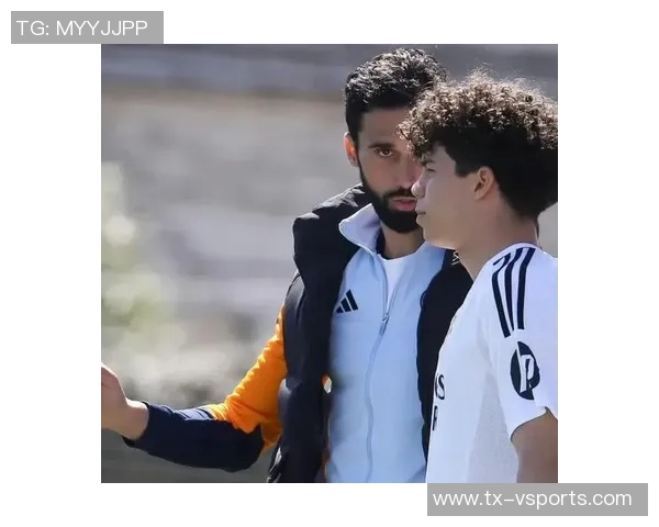 马塞洛儿子恩佐代表皇马在青年欧冠首秀，马塞洛在场边见证